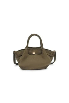  Selena Olive